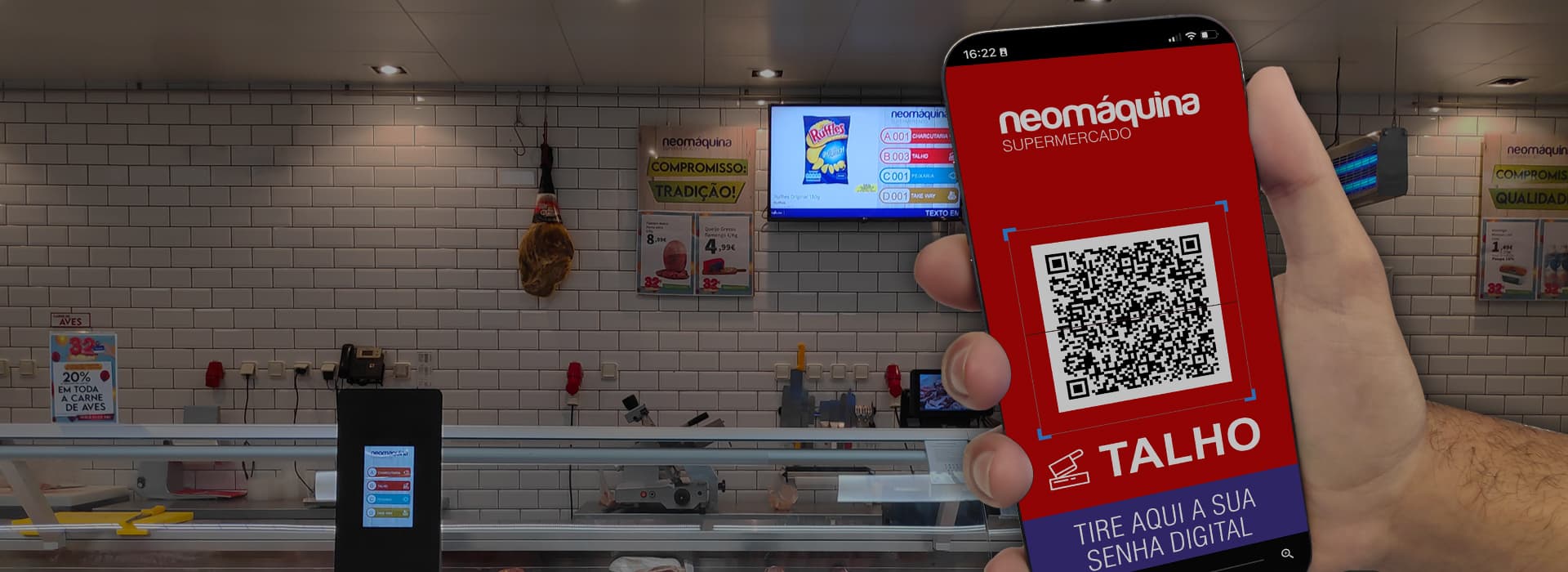 Cliente a tirar senha por voz e QR Code